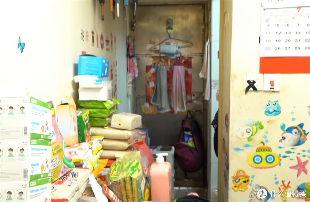 在香港奋斗10多年，一家三口住进11㎡劏房，长胖一点都进不了厨房