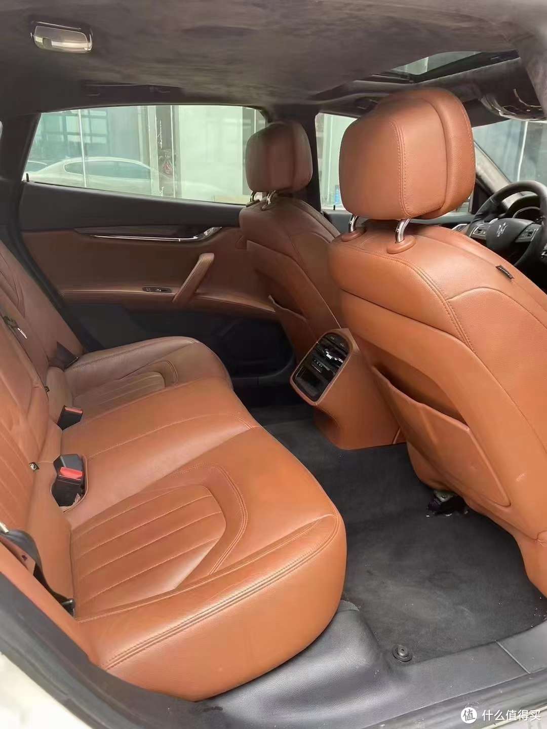 玛莎拉蒂莱万特（Maserati Levante）是一款豪华SUV，下面是关于其内饰设计的一些特点