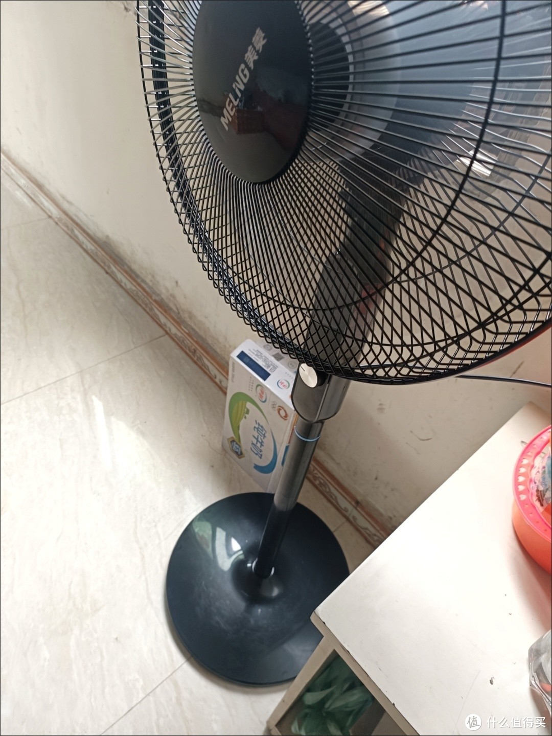 炎热的季节用电风扇好还是空调好呢？