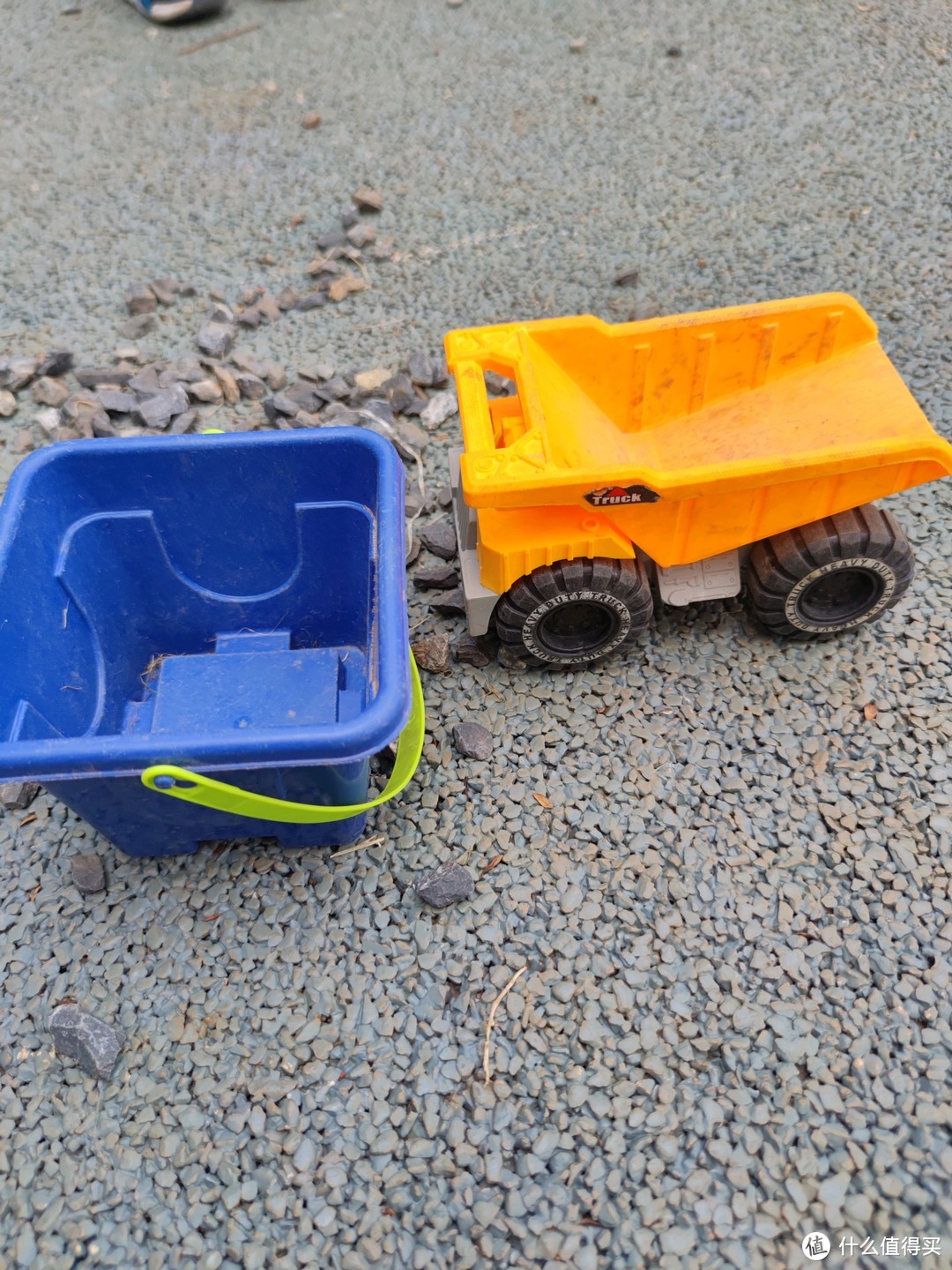 碎石头堆，沙堆，搭配着工程车，是宝宝们的欢乐场地！