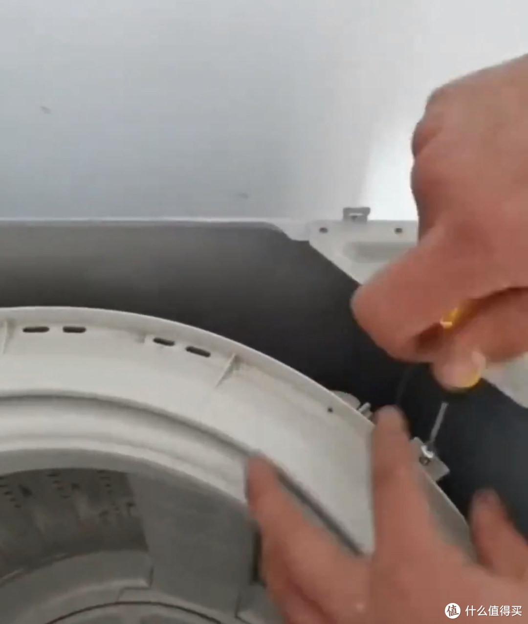 自己买拆卸洗衣机工具进行波轮洗衣机拆洗，其实也不难。