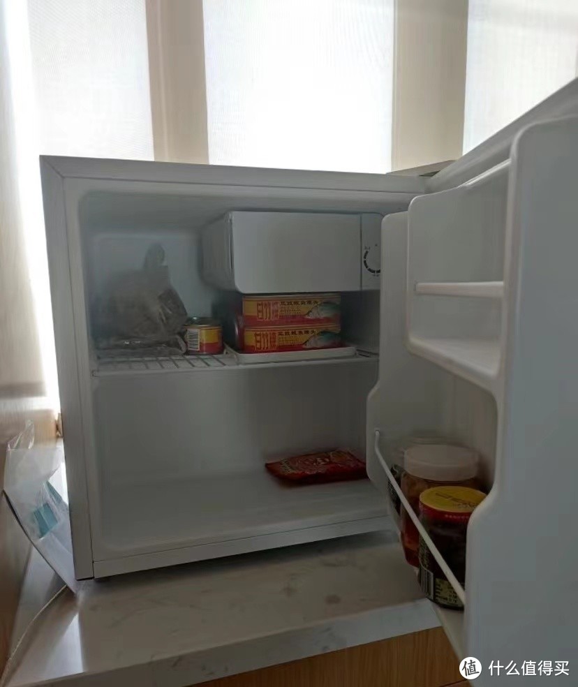 美的迷你小冰箱是一款方便实用的家用电器，以下是一些维护指南