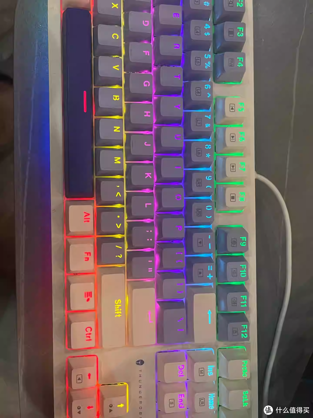 雷神K87机械键盘，这个配色可以，亮点是下边一排灯带，很有特色，同价位比较有个性的了