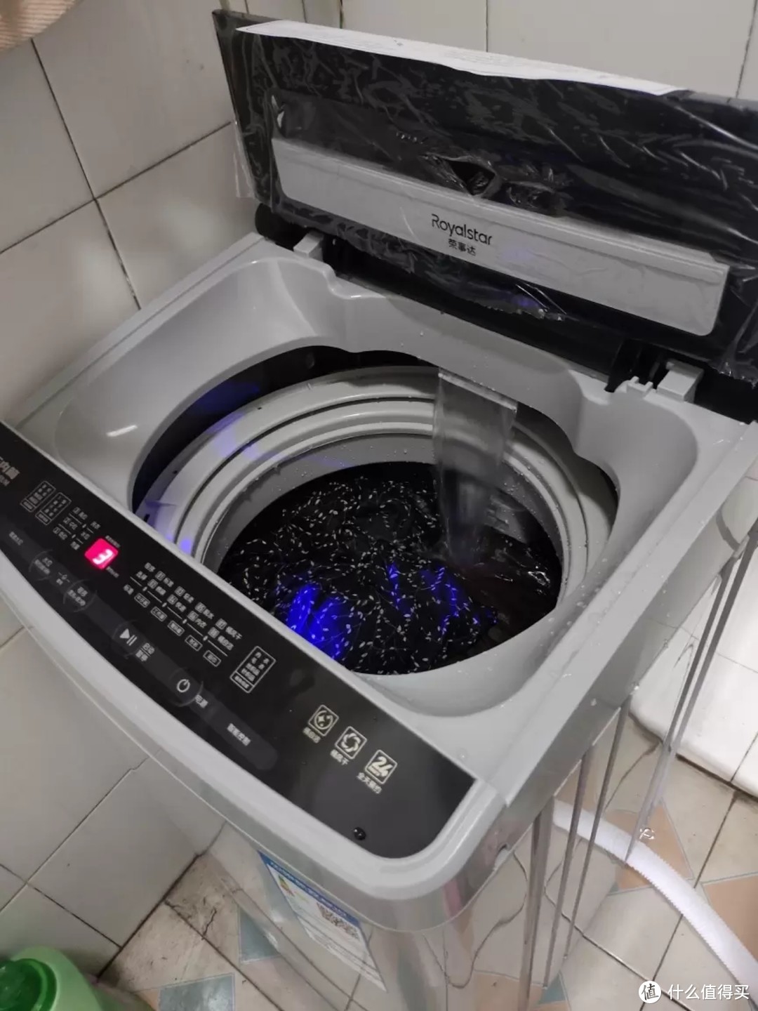 荣事达全自动波轮洗衣机：大洗衣量，占用空间小，易于操作，自动洗衣自动甩干
