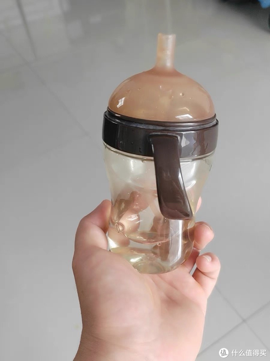 一款奶瓶，满足宝宝吃奶的所有需求。
