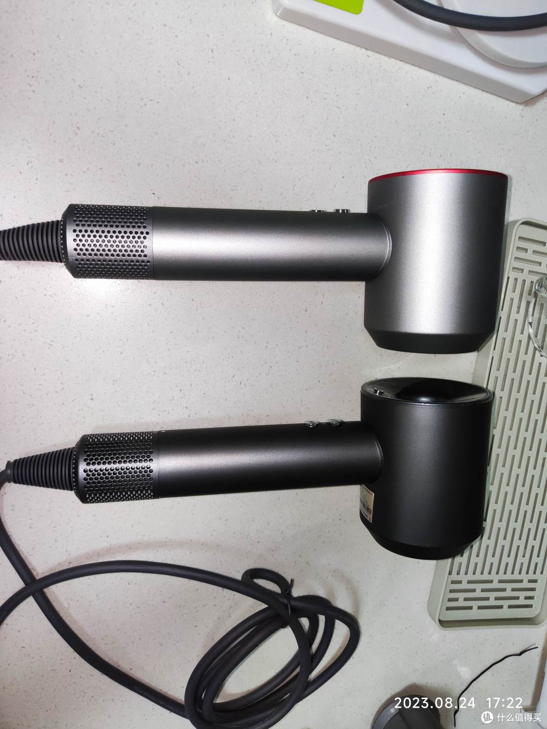 侧面，深灰的线也深，线也粘手。