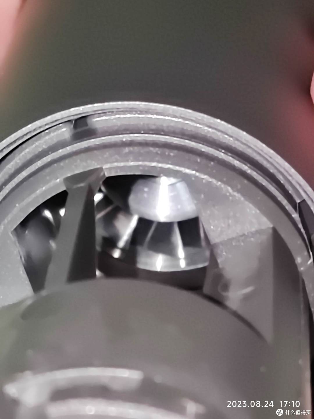 能看到电机叶片，银色