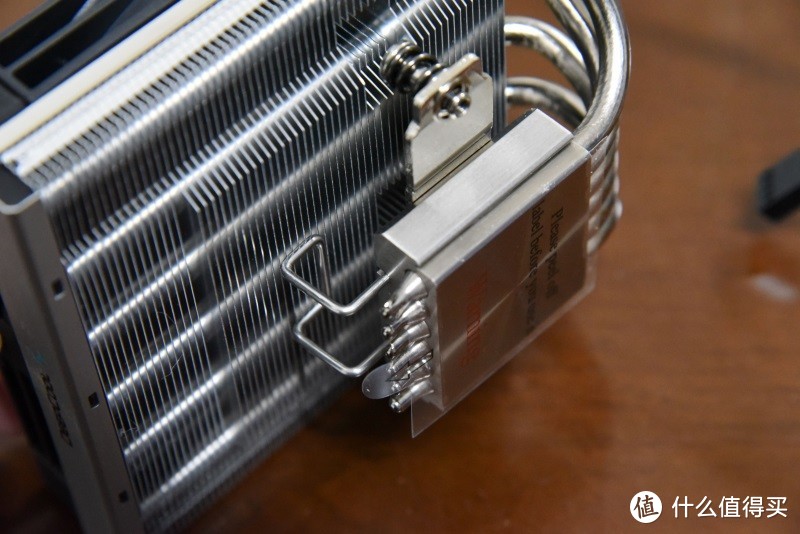 九州风神AN600创新式的在鳍片与底座之间设计了一个不锈钢支撑架，可以很好的提高整散热器的整体稳定性，防止鳍片与热管变形。