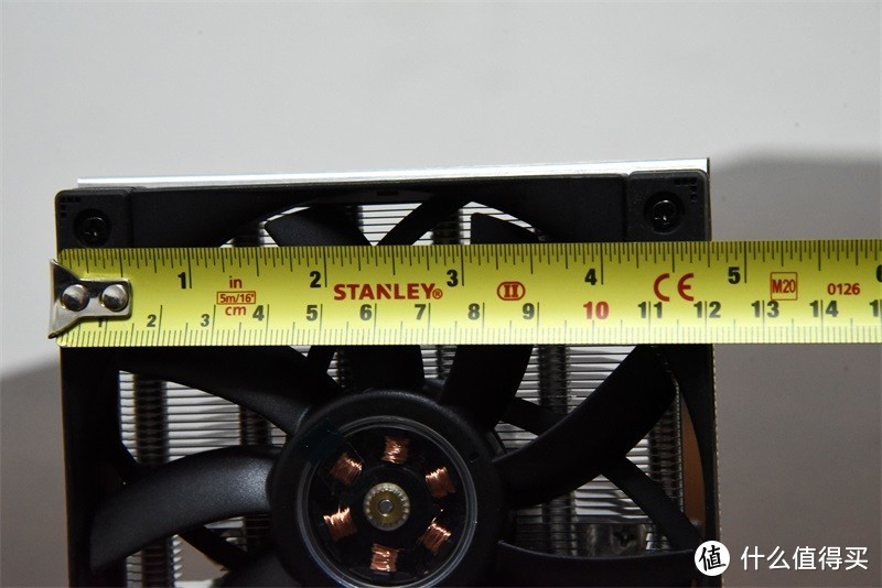 120mm尺寸的风扇与市面销售的风扇尺寸兼容，120×120×15 mm的风扇尺寸可以看出原厂配的算是一款：薄款风扇，可以看出这风扇是专用为AN600散热器安装在ITX机箱平台时特别精心设计的。