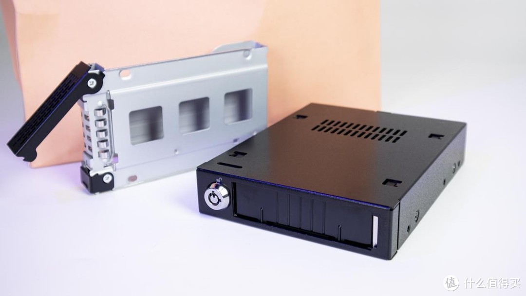 【开箱简测】速度与稳固并存，ICYDOCK MB601VK-B U.2硬盘抽取盒