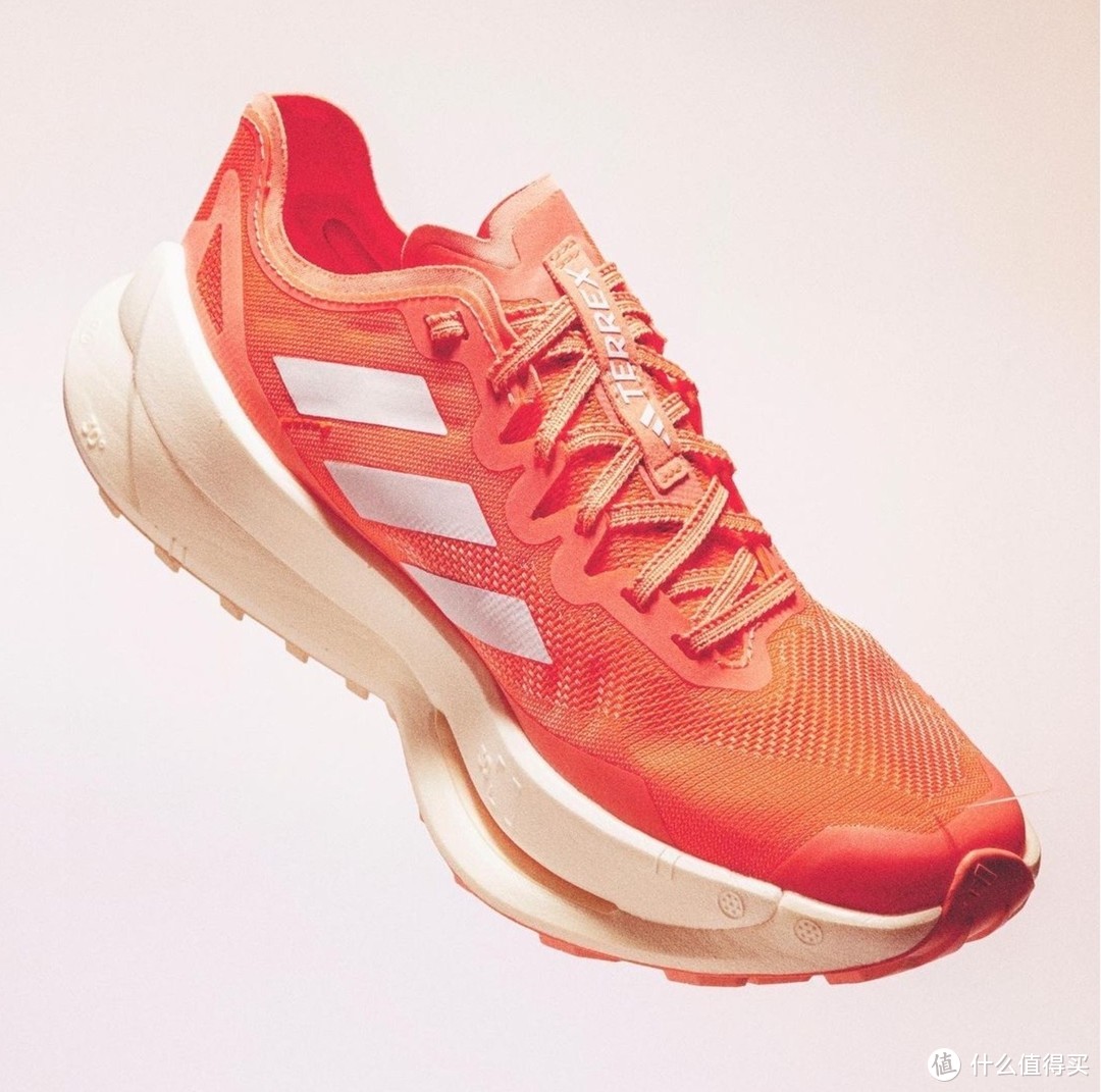 越野跑赛季黑马？Adidas Agravic Speed Ultra碳板越野跑鞋专为竞速而生！