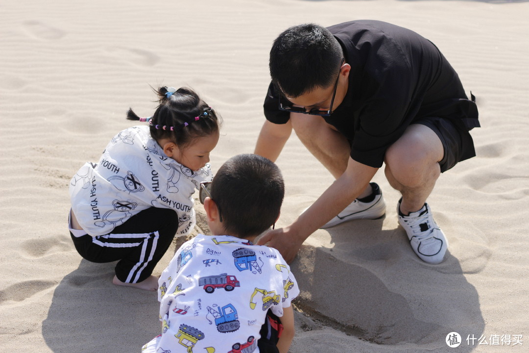 跟孩子一起海边玩沙子也非常运动