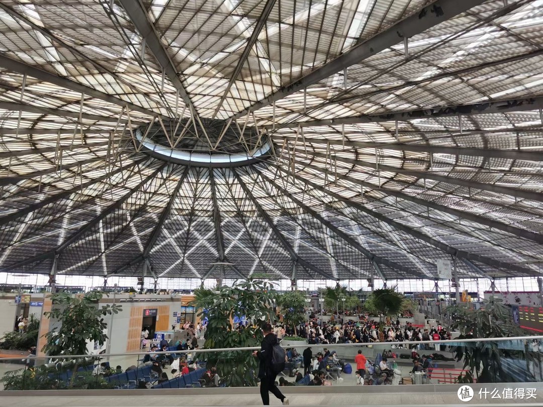 上海南站的穹顶 很有气势 让我想到了美剧苍穹之下