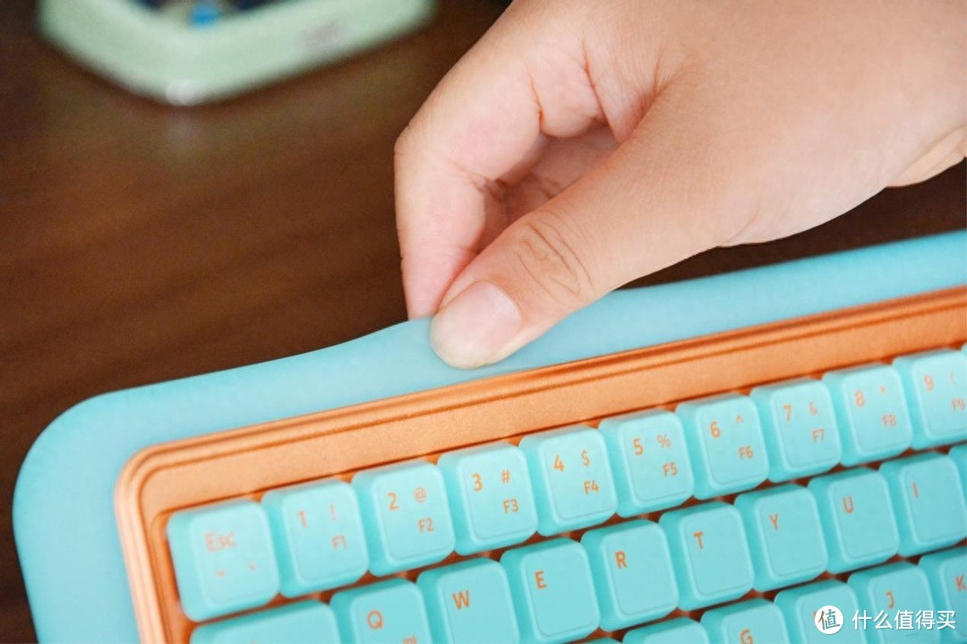 杜伽S230正青春机械键盘：不仅颜值当担，有情绪时就捏一捏