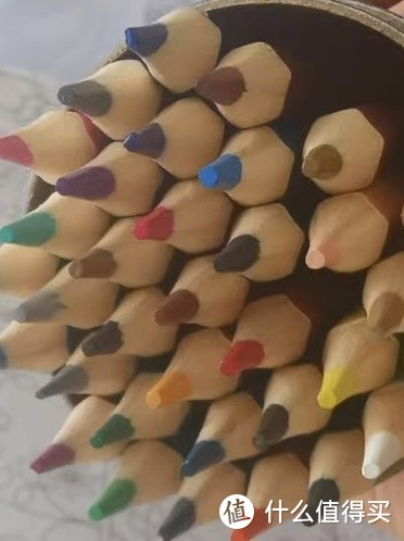 彩色铅笔：浓墨重彩的创意之旅