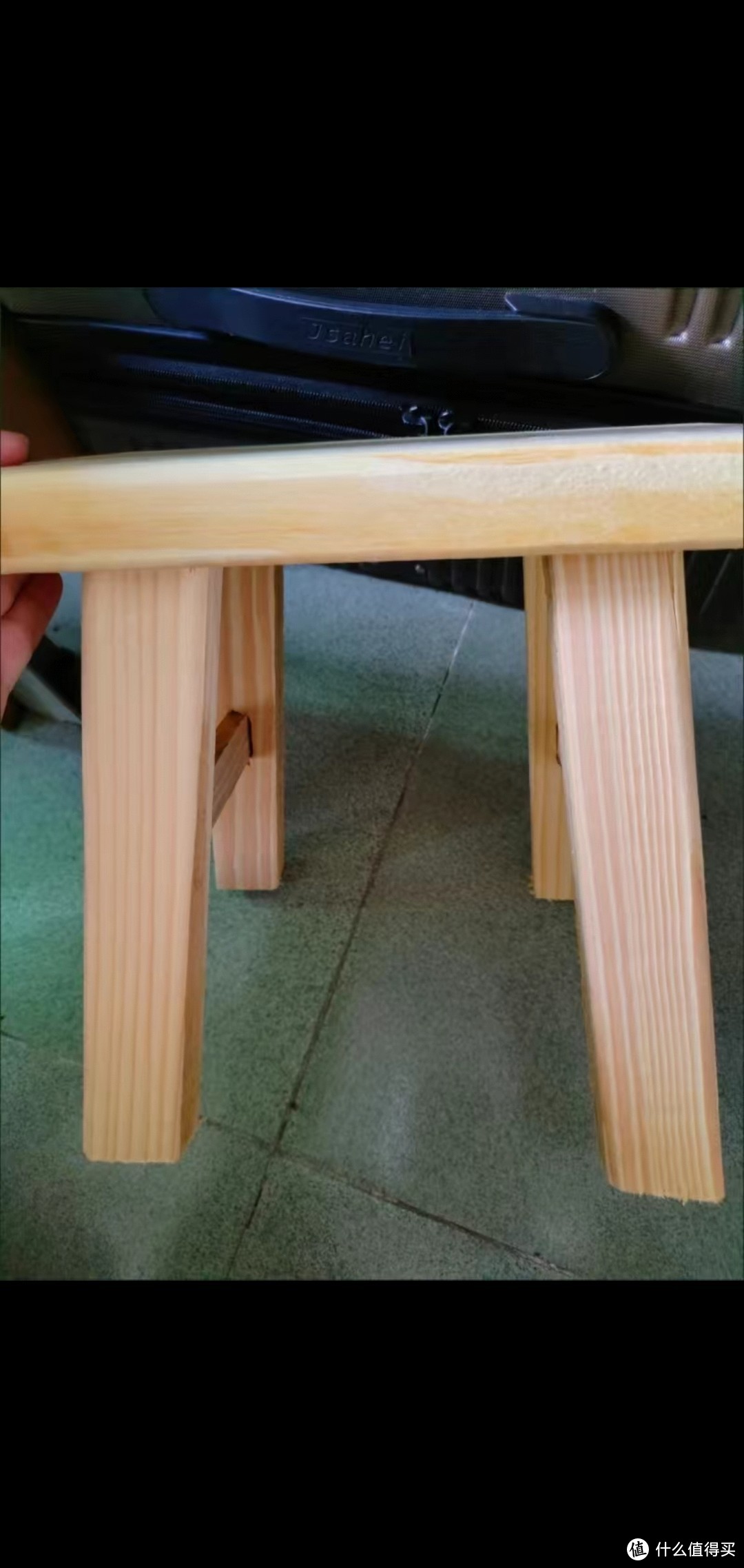 纯手工打造的小凳子：长方形凳面，棱角分明，木纹清晰，榫卯结构