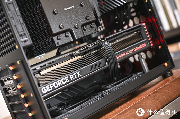 把 EATX 主板装进 25 升机箱——ROG X670E-EXTREME+船长 V12 装机展示