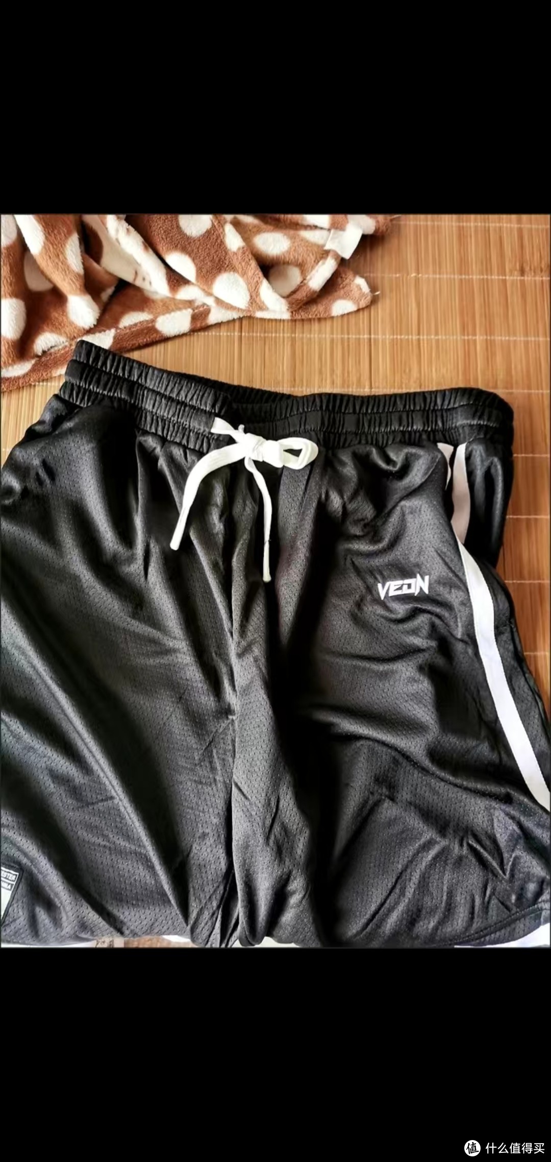 黑色冰丝运动短裤：动感与舒适的完美结合