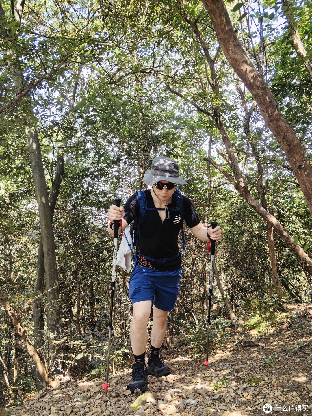 在秋意如画中徒步西湖美景：一场说走就走的登山之旅及4款徒步好物实战体验