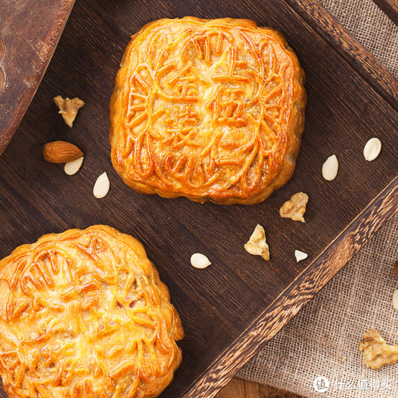 非常经典的月饼——五仁月饼！它可是传统工艺和岭南风味的完美结合啊！
