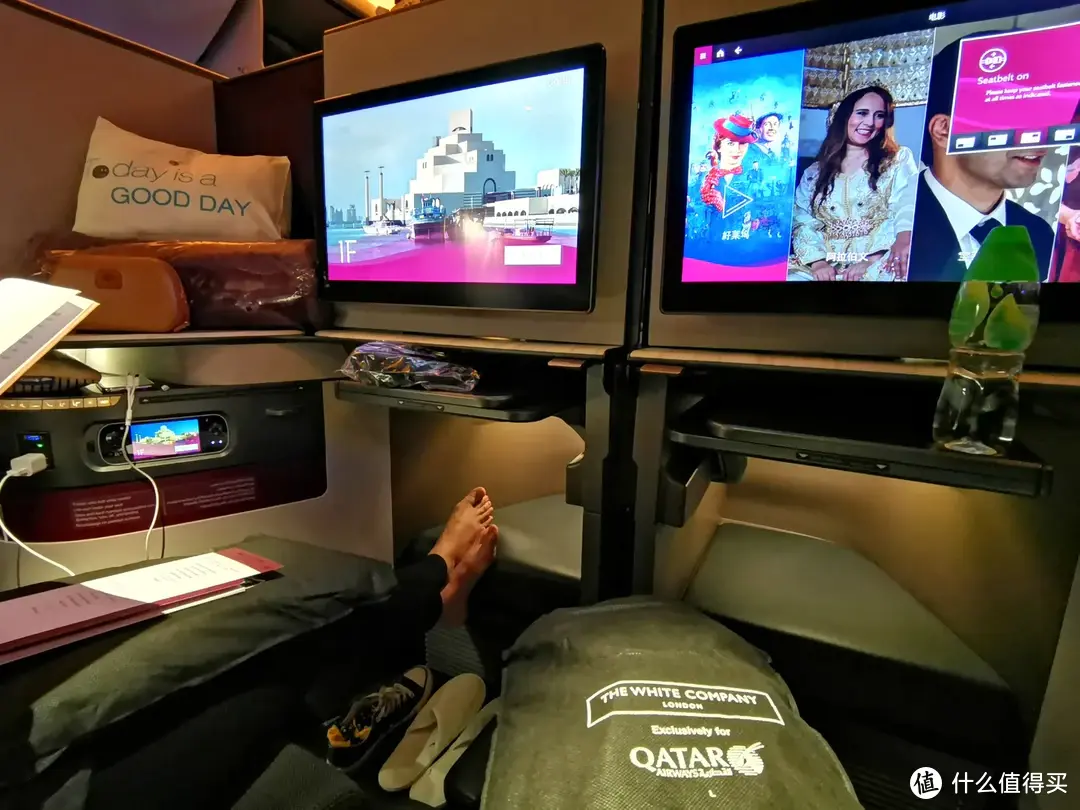 飞机上的小包厢，躺飞全世界还能睡双人床？卡塔尔航空Qsuite商务舱体验来了