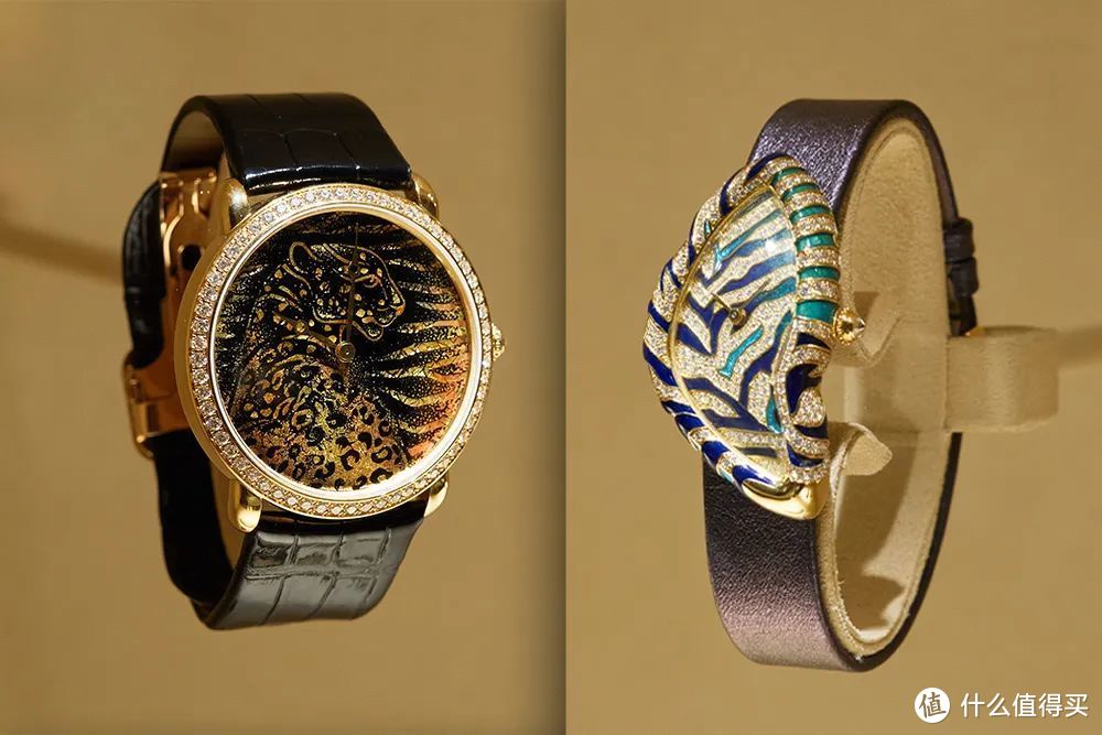 Ronde Louis Cartier Fragmentation d'or猎豹装饰金箔珐琅腕表（左）和Crash Tigrée虎纹装饰珐琅腕表