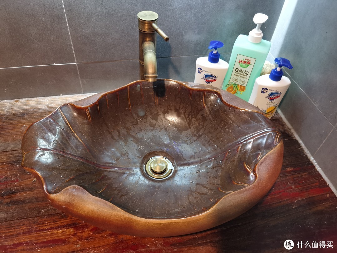 这个复古式的洗手盆特别的好看