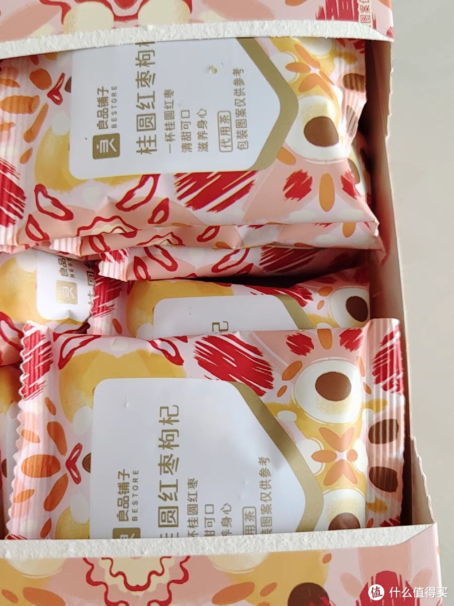 良品铺子推出了一款红枣桂圆枸杞茶，这是一种方便携带的小袋装花
