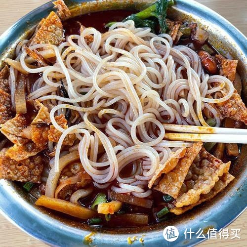 「螺蛳粉：来自柳州的传统美食」