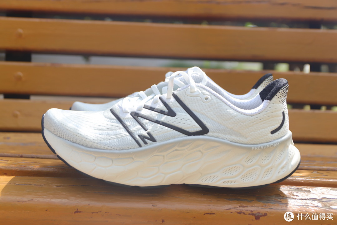 漫步云端NEW BALANCE MORE v4跑鞋