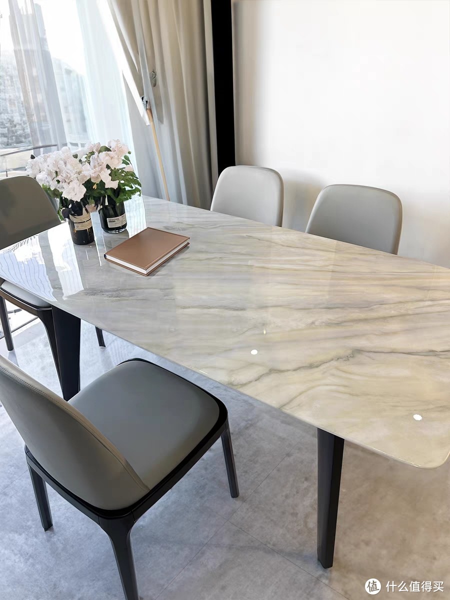 实木腿超晶石餐桌，以其高级感和天然美观的特