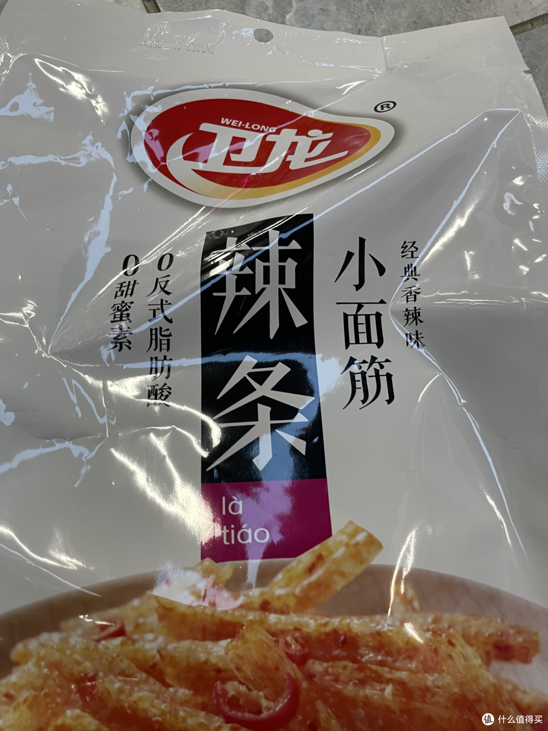 卫龙小面筋辣条吃一根就上瘾让你辣劲十足