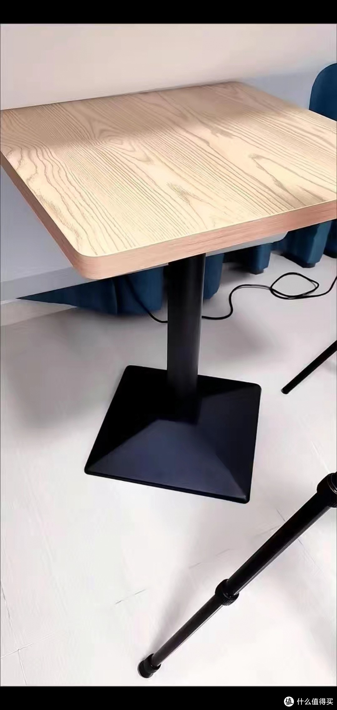 圆形小桌子：钢制底座，干净整洁，结实耐用，为家居增添一抹亮色