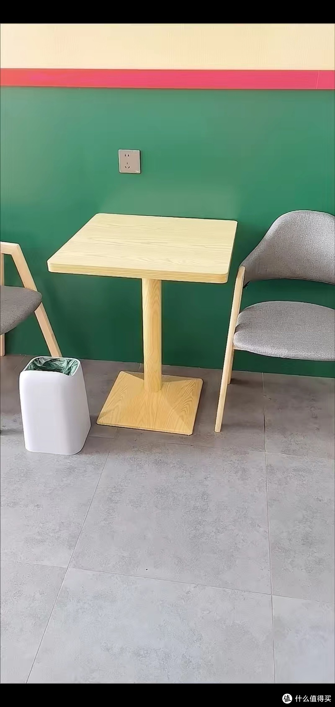 圆形小桌子：钢制底座，干净整洁，结实耐用，为家居增添一抹亮色