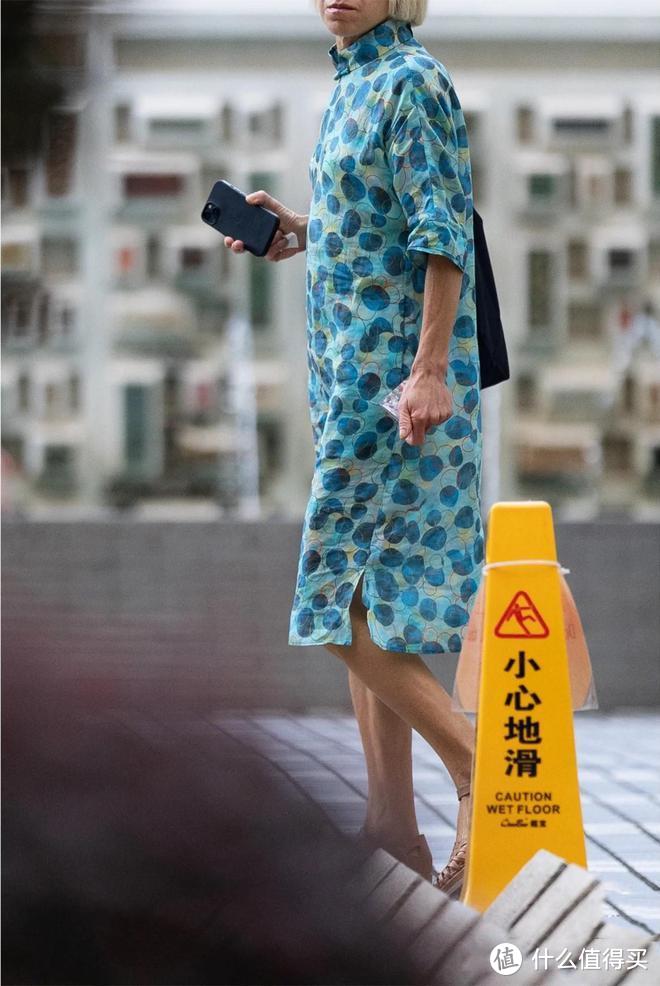 被香港大妈街拍惊艳到：裙不上膝，鞋爱低跟，看似简约却个个高级