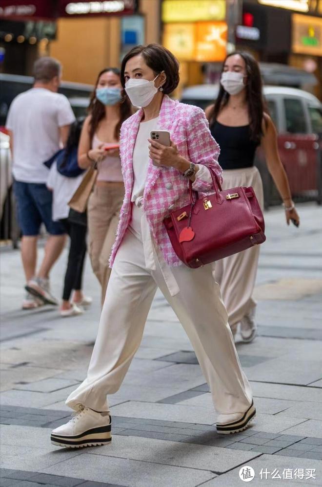 被香港大妈街拍惊艳到：裙不上膝，鞋爱低跟，看似简约却个个高级