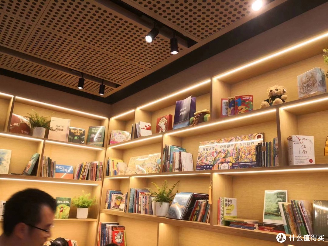 对于学生来说是好事，华南地区首家带有读书的麦当劳餐厅