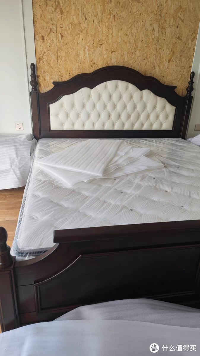 这款床的设计灵感来源于美式和法式的复古风格