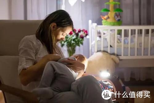 吃不完的夜奶，睡不熟的觉，为何母乳妈妈更缺觉，奶粉宝宝更乖？