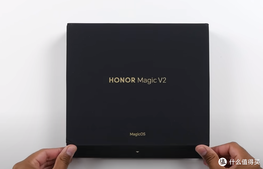 荣耀Magic V2：折叠屏手机的轻薄巅峰
