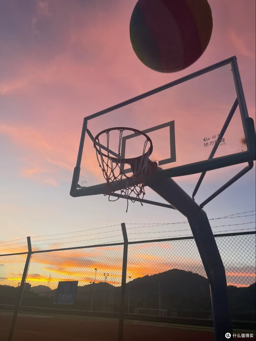 夕阳西下,下班后去公园投下篮球,美好的生活