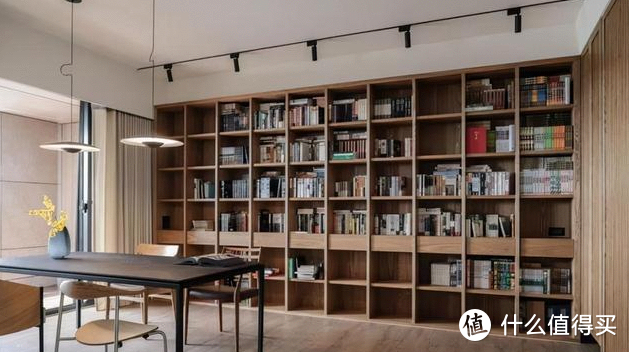 想在家里布置一个小书房或者读书学习的角落，卧室和客厅哪个更合适？