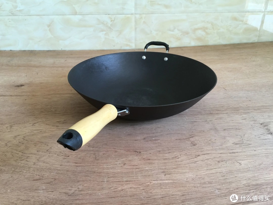 新的铁锅千万别直接用火烧，这才是正确的开锅方法，不粘锅不生锈