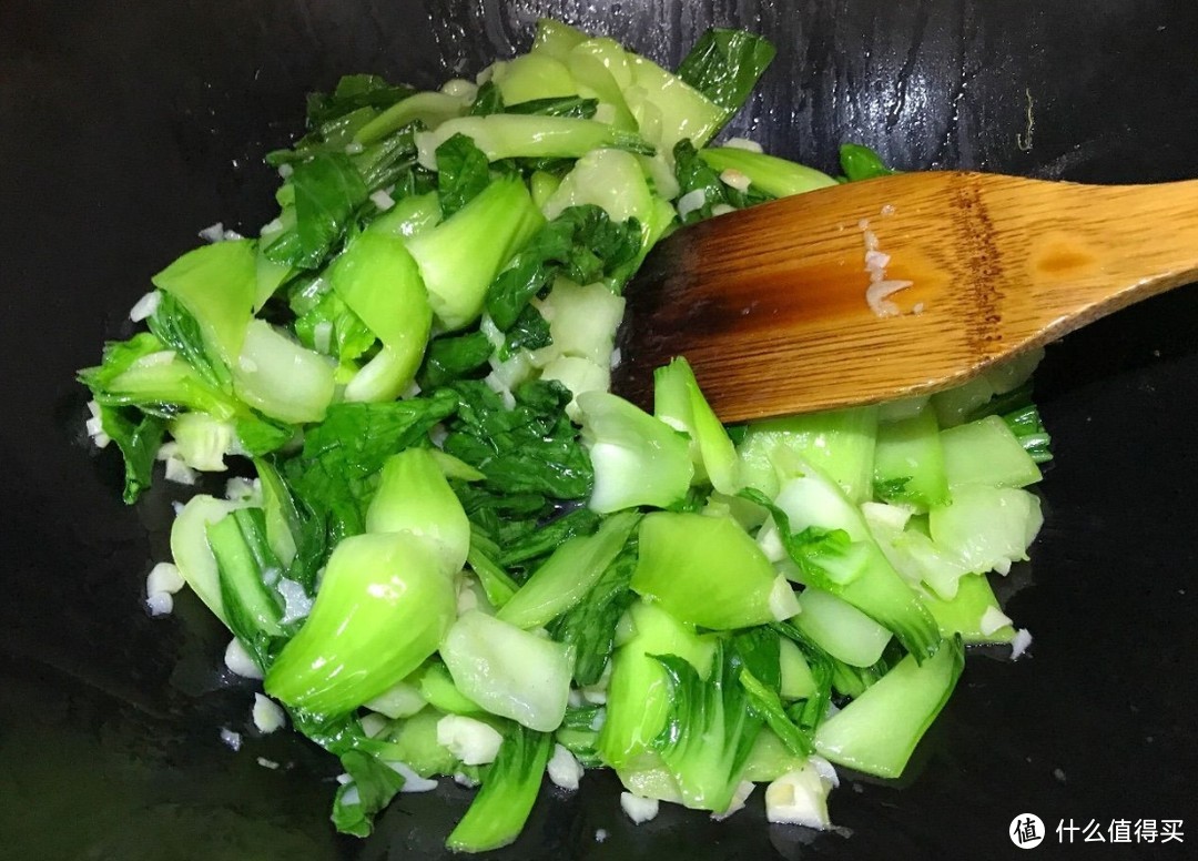 新的铁锅千万别直接用火烧，这才是正确的开锅方法，不粘锅不生锈