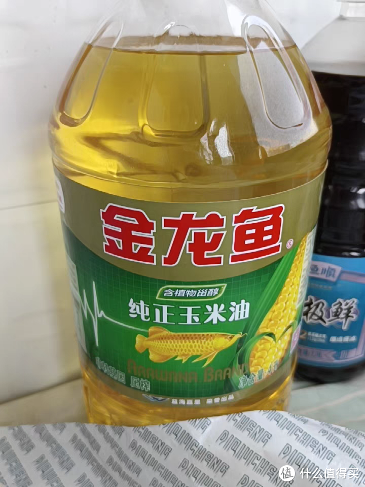 金龙鱼纯正玉米油4L/桶是一款非转基因的家用桶装食用油，采用物理压榨工艺生产而成。