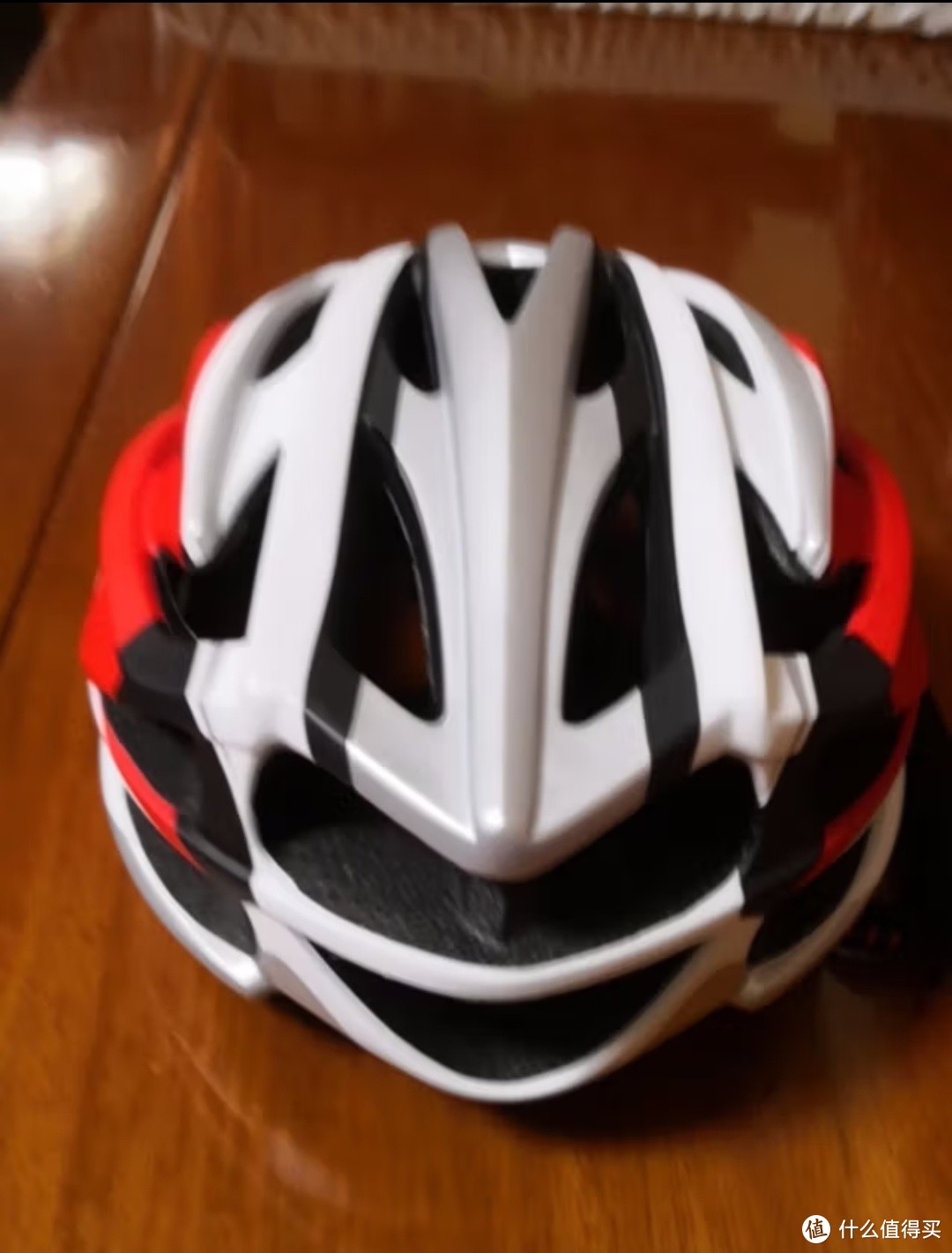破风骑行的4种装备～变色镜头盔骑行服自行车。