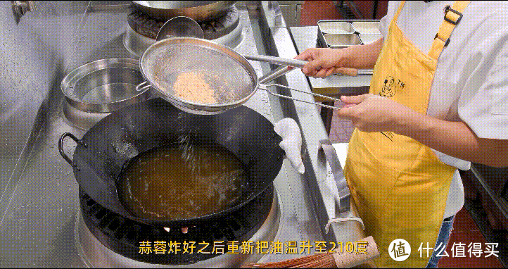 厨师长教你：“椒盐排骨”的家常做法，外酥里嫩，椒香味浓