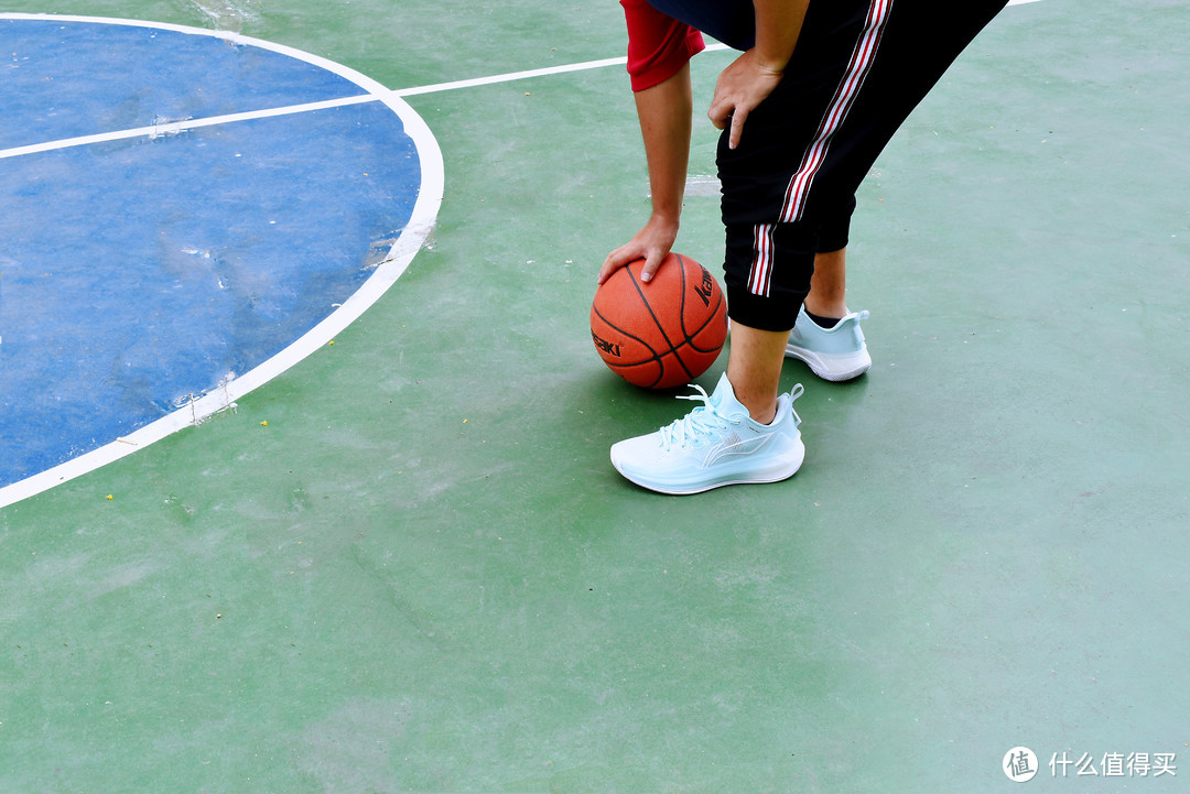 李宁利刃3 V2：䨻丝鞋面+全掌䨻科技，脚感澎湃，更全能的实战篮球鞋