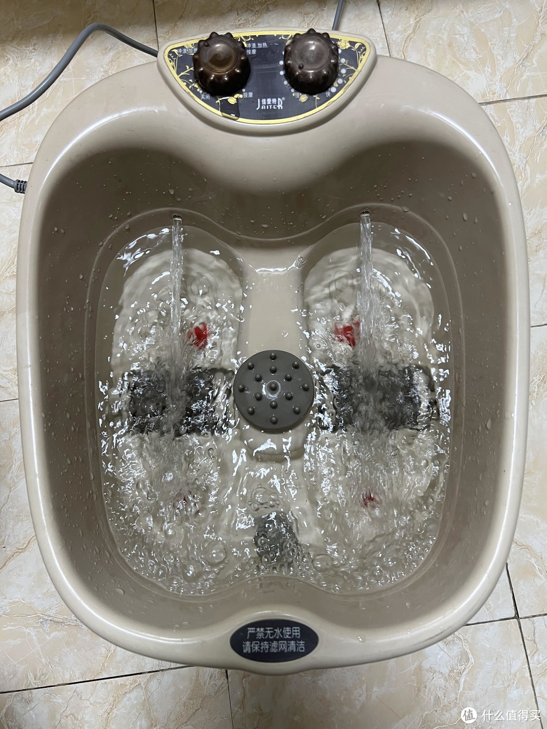 虽然身处中国脚都，也只能自己买个足浴盆洗脚。