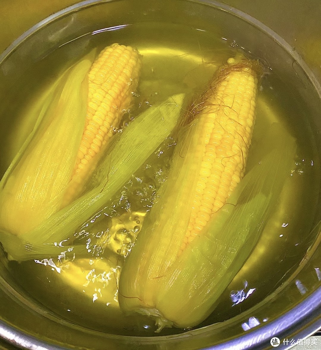 新鲜的玉米水煮